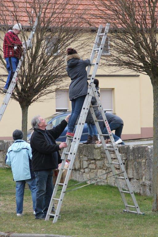 1.500 Ostereier angehangen