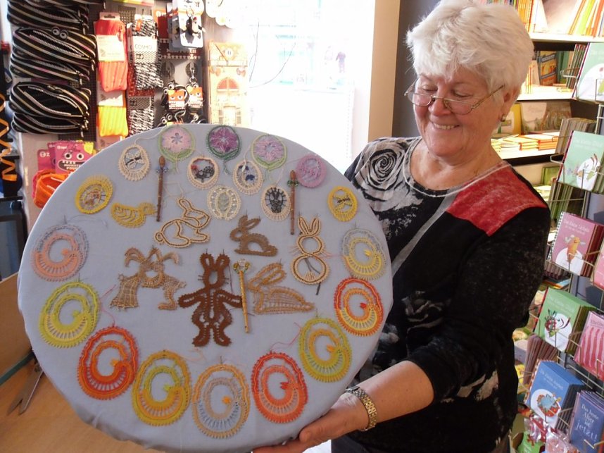 &Ouml;sterliche Kl&ouml;ppelkunst gibt es demn&auml;chst im Buchhaus Rose zu sehen