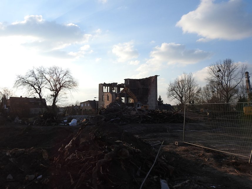 Abendlicht in der Ruine - Drei Steiff wird abgerissen
