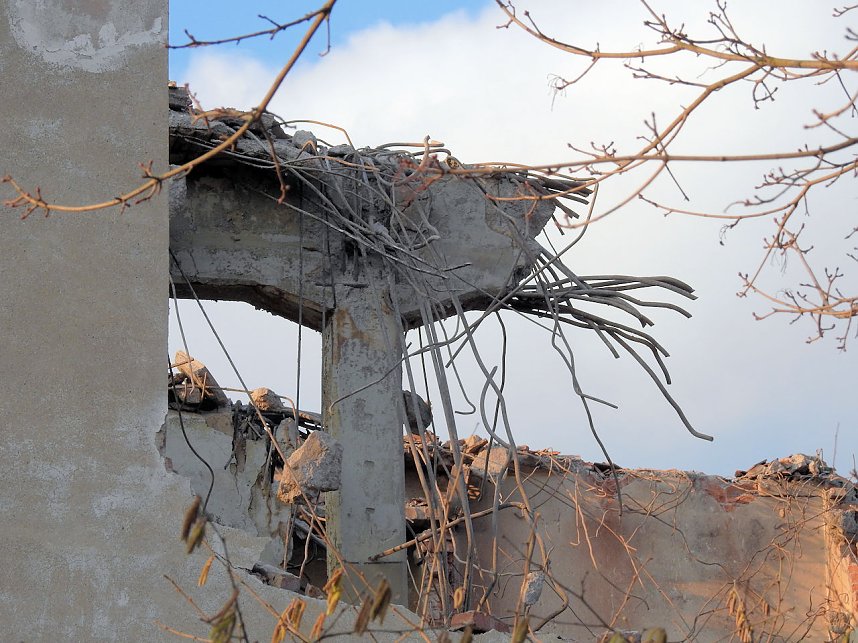 Abendlicht in der Ruine - Drei Steiff wird abgerissen