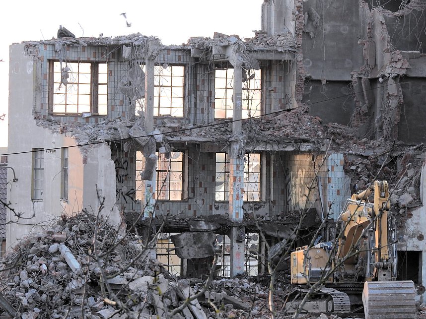 Abendlicht in der Ruine - Drei Steiff wird abgerissen