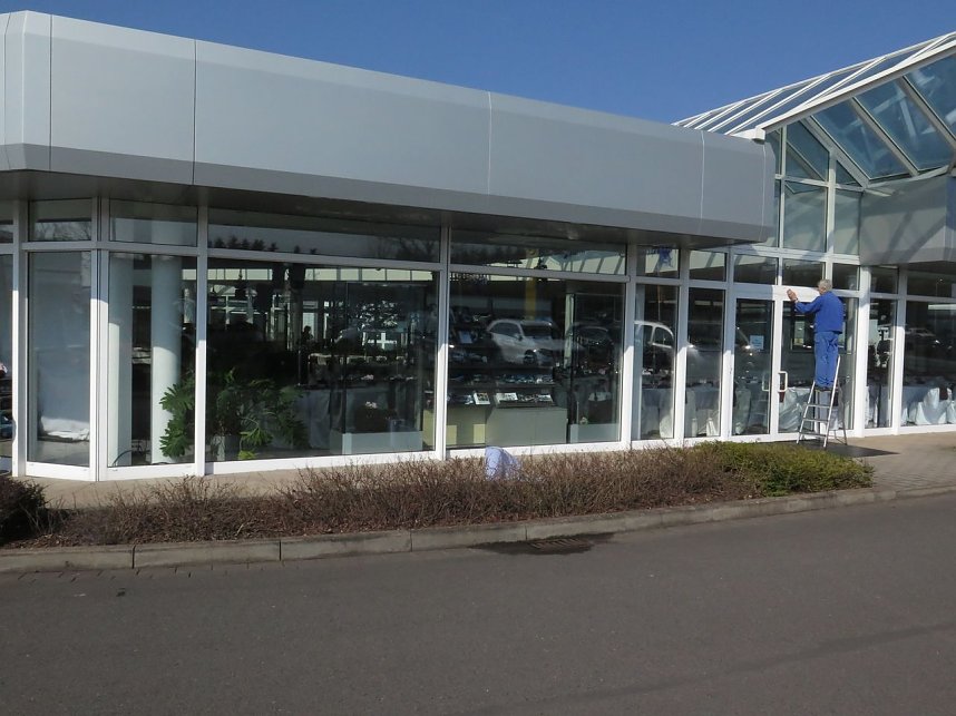 Von Autohaus zum Ballhaus