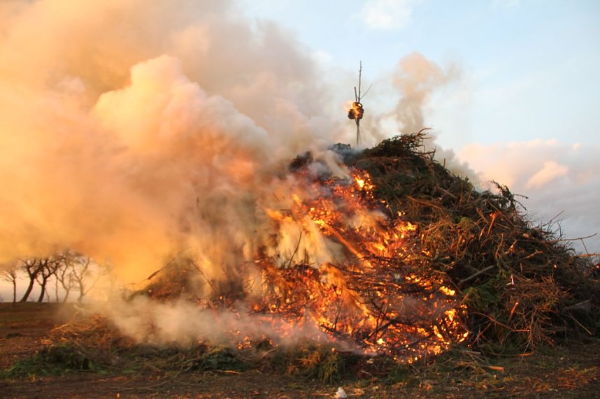 Osterfeuer &uuml;ber Krimderode 2016