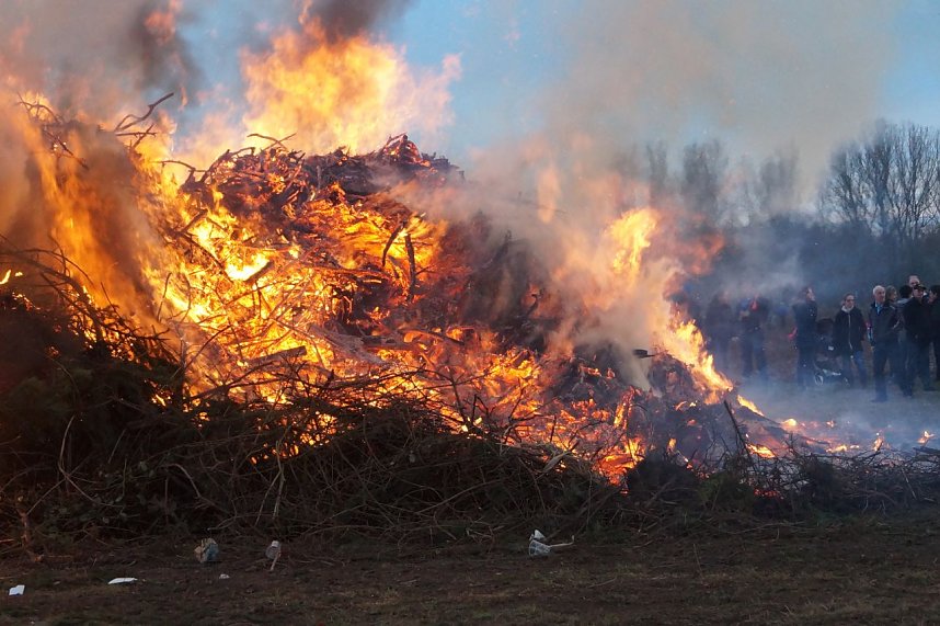 Osterfeuer in Bielen