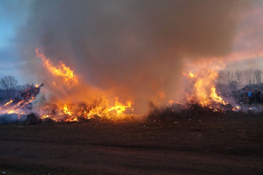 Osterfeuer in Bielen