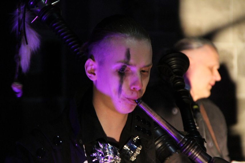 Geburtagsparty mit Rock und Dudelsack - vor der Frauenbergkirche wurde gestern f&uuml;r einen guten Zweck gefeiert