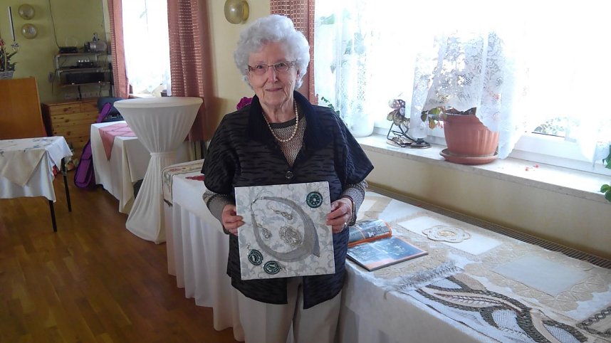 Anneliese Eisen&auml;cher pr&auml;sentierte kunstvoll angefertigte Handarbeiten.
