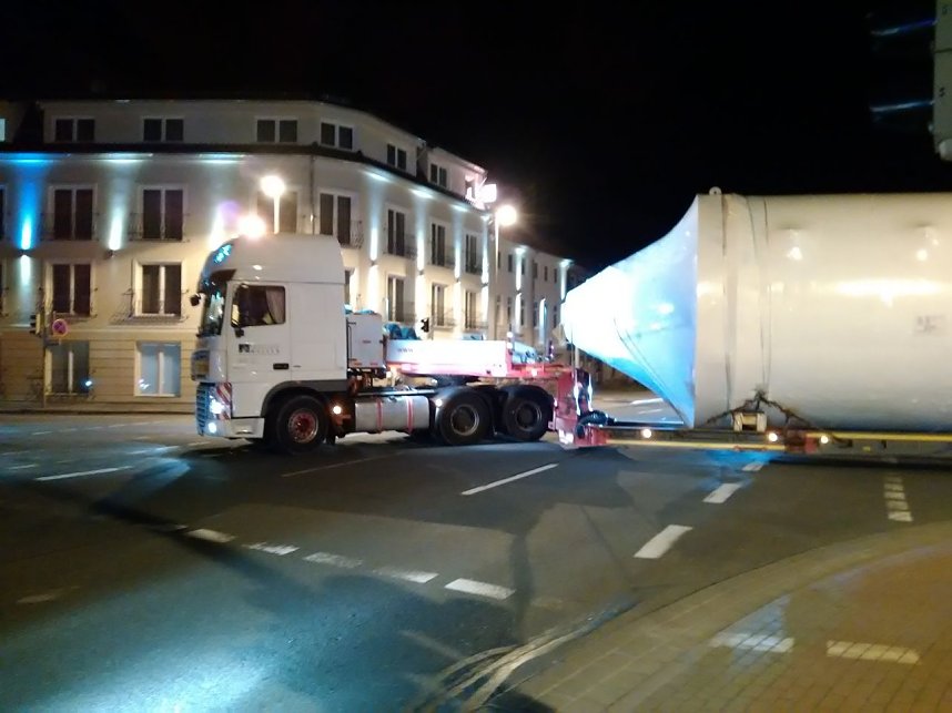 Schwertransport mit Ziel Brasilien auf Nordhausens Stra&szlig;en