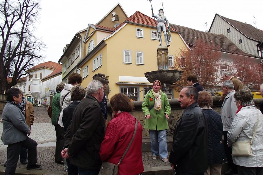 Vor dem Brunnen mit dem wilden Ritter.