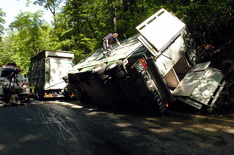Juni: Lastwagen mit Schweinen umgest&uuml;rzt