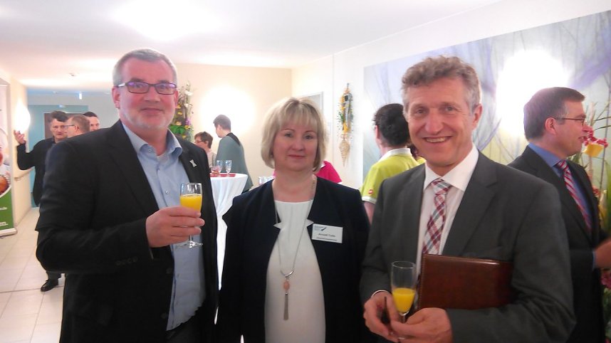 Oberb&uuml;rgermeister Dr. Klaus Zeh und Beigeordneter des Landkreises, Stefan N&uuml;&szlig;le, nahmen Heimleiterin Annett Tolle gern in ihre Mitte.