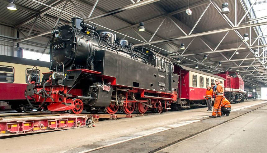 Millimeterarbeit: P&uuml;nktlich um 9:45 Uhr rollt die 99 6001 in der HSB-Fahrzeughalle in Wernigerode vom Tieflader. Rund 900 km Reise durch Westeuropa sind in diesem Augenblick beendet.