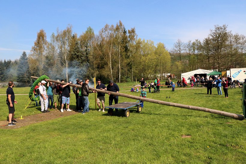 Maibaum in W&uuml;lfingerode gesetzt