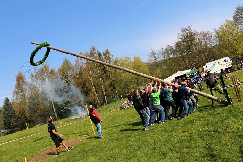 Maibaum in W&uuml;lfingerode gesetzt