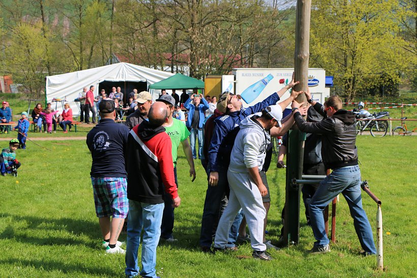 Maibaum in W&uuml;lfingerode gesetzt