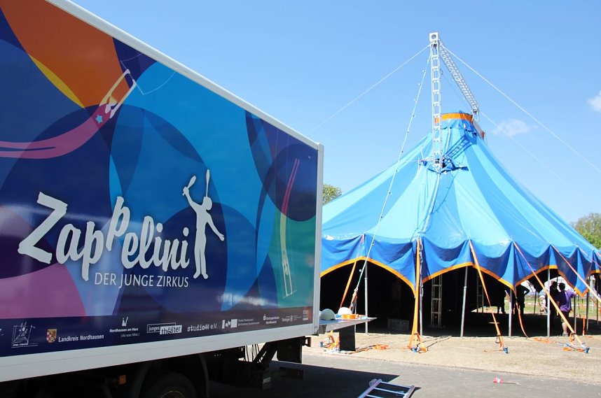 Zirkuszelt wird aufgebaut