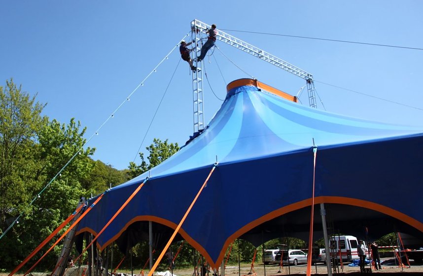Zirkuszelt wird aufgebaut