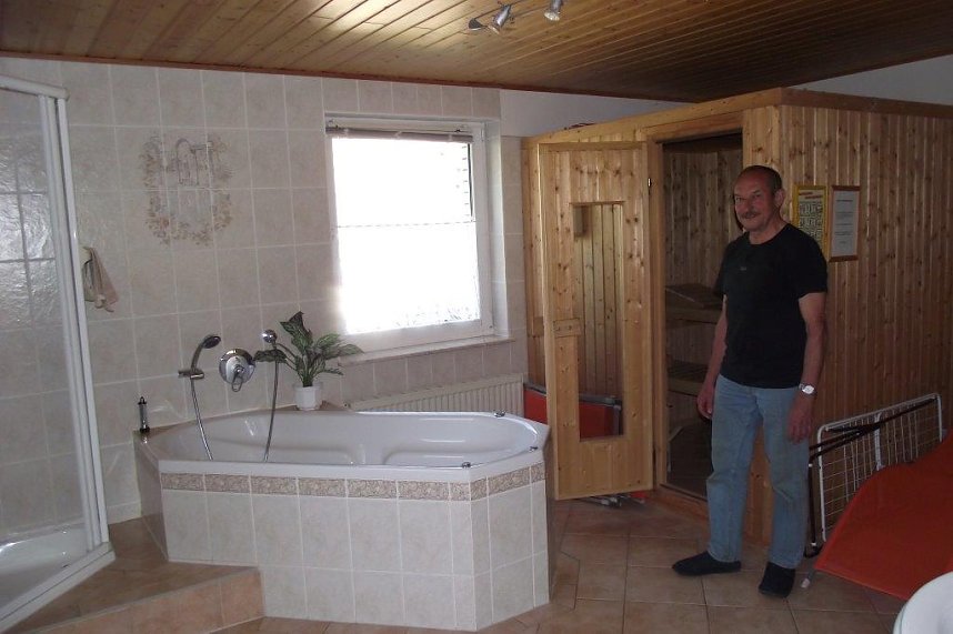 Zur Ferienwohnung geh&ouml;ren Sauna, Whirlpool, Dusche, was stolz Hausherr Ottfried Pabst pr&auml;sentiert.
