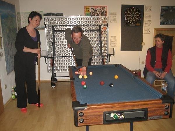 Wer es sportlich mag, kann auch Billard spielen.
