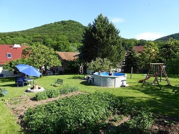 Eine Liegewiese und eine reizvolle Landschaft rundum.
