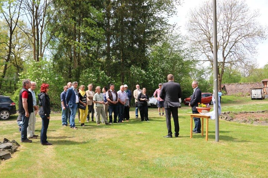 Barfu&szlig;- und Naturlehrpfad &uuml;bergeben und Baum gepflanzt