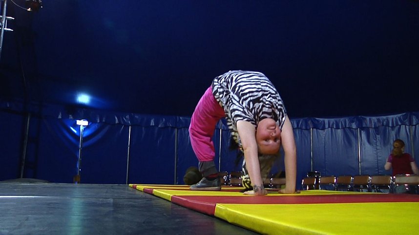 Erste Proben im neuen Zelt - die Zappelinis erkundeten gestern das neue Nordh&auml;user Zirkuszelt