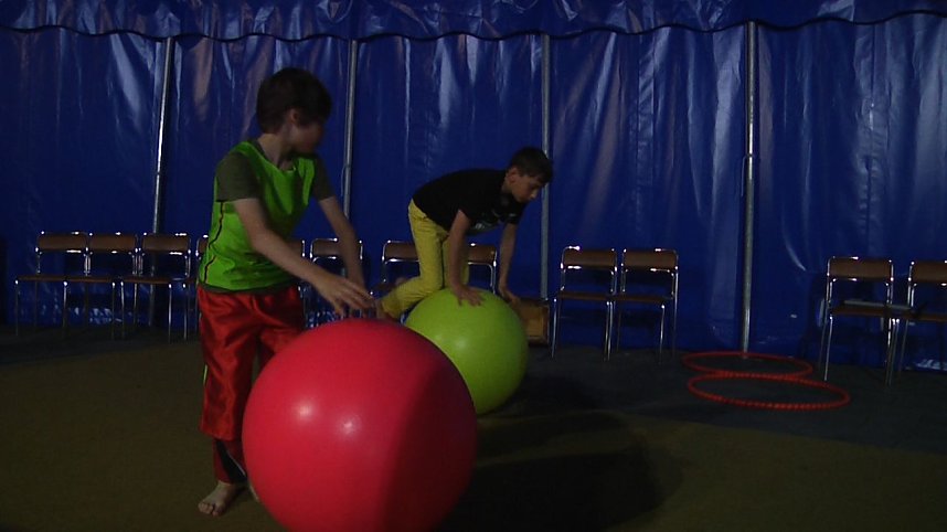 Erste Proben im neuen Zelt - die Zappelinis erkundeten gestern das neue Nordh&auml;user Zirkuszelt