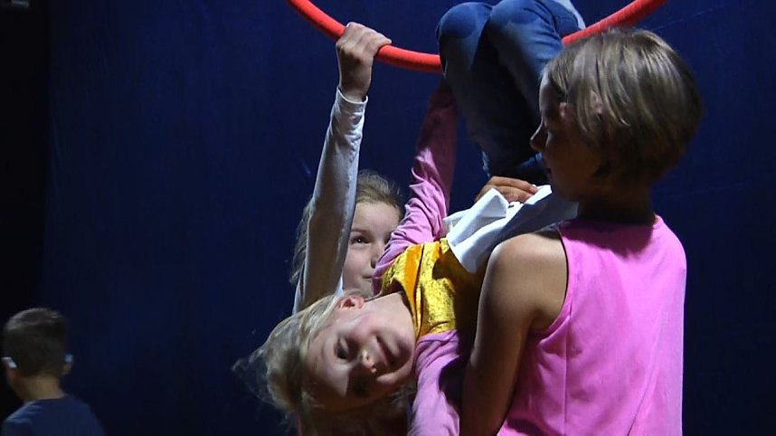 Erste Proben im neuen Zelt - die Zappelinis erkundeten gestern das neue Nordh&auml;user Zirkuszelt