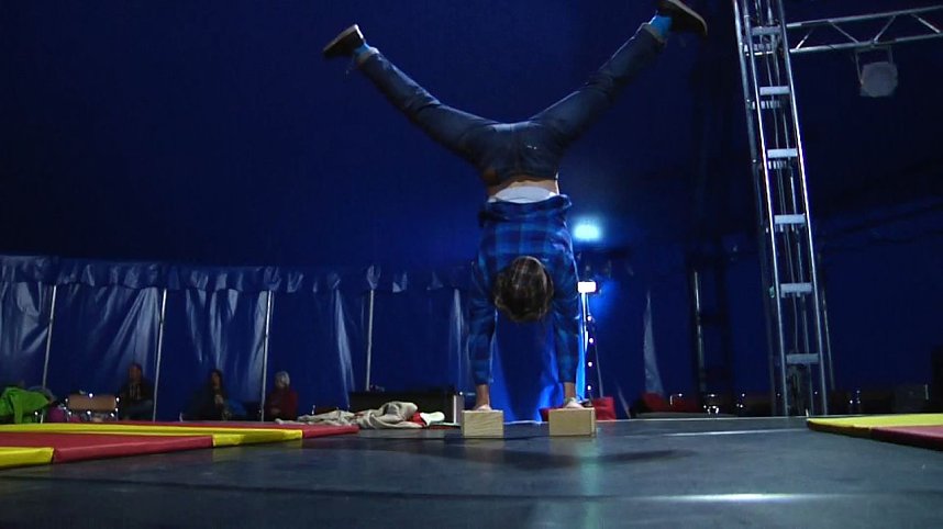 Erste Proben im neuen Zelt - die Zappelinis erkundeten gestern das neue Nordh&auml;user Zirkuszelt