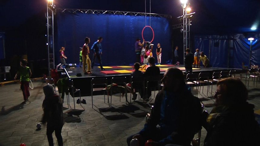 Erste Proben im neuen Zelt - die Zappelinis erkundeten gestern das neue Nordh&auml;user Zirkuszelt