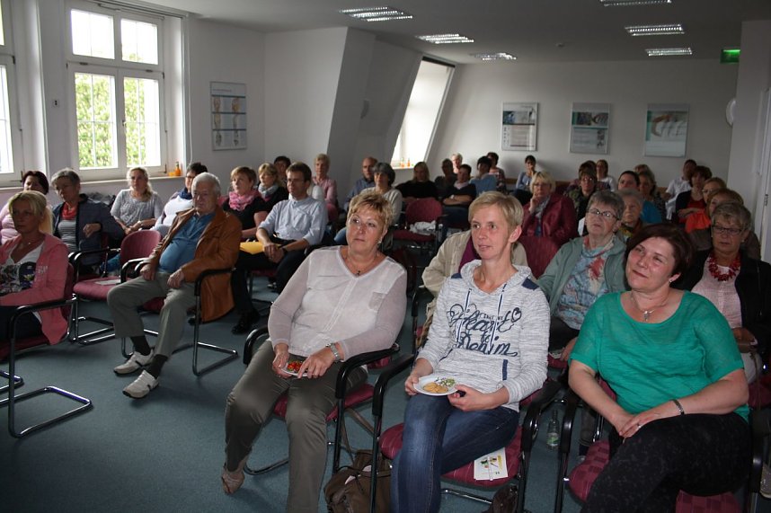 &Uuml;ber 40 Schwestern kamen aus den Arztpraxen der Region zur Patientenakademie und bildeten sich &uuml;ber Osteoporose fort.