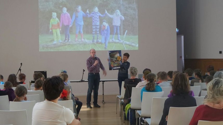 Die Sch&uuml;lerinnen und Sch&uuml;ler der Grundschule K&auml;the Kollwitz durften ihre eigenen Geschichten in der Stadtbibliothek vortragen