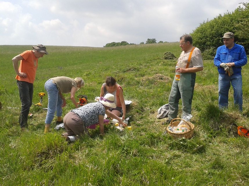 Mit Freischneider und Harke