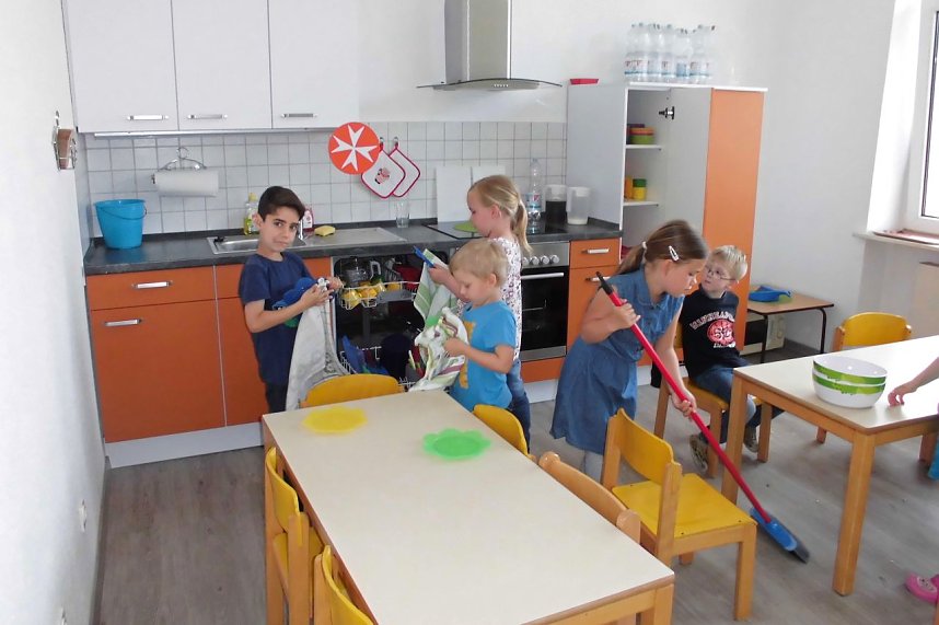 Aus dem Kita-Alltag: In der eigenen K&uuml;che macht die Zubereitung von Speisen und das Saubermachen noch mehr Spa&szlig;. 