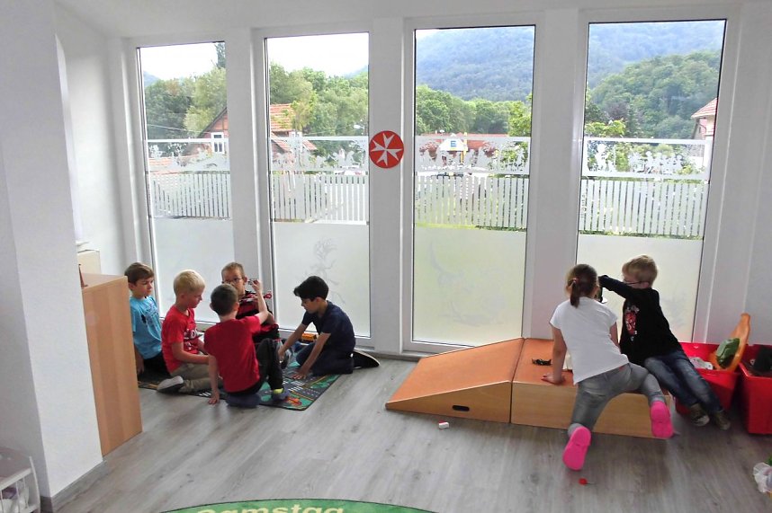 Der gro&szlig;e, helle Gruppenraum l&auml;dt zum Spielen, Entspannen und Kreativsein ein. 