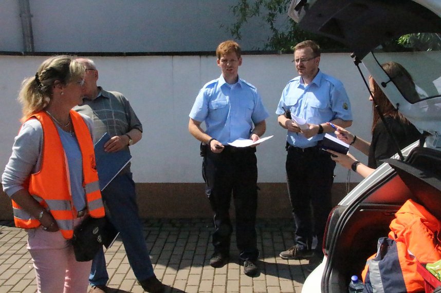 Einsatzkr&auml;fte bei der Evakuierung