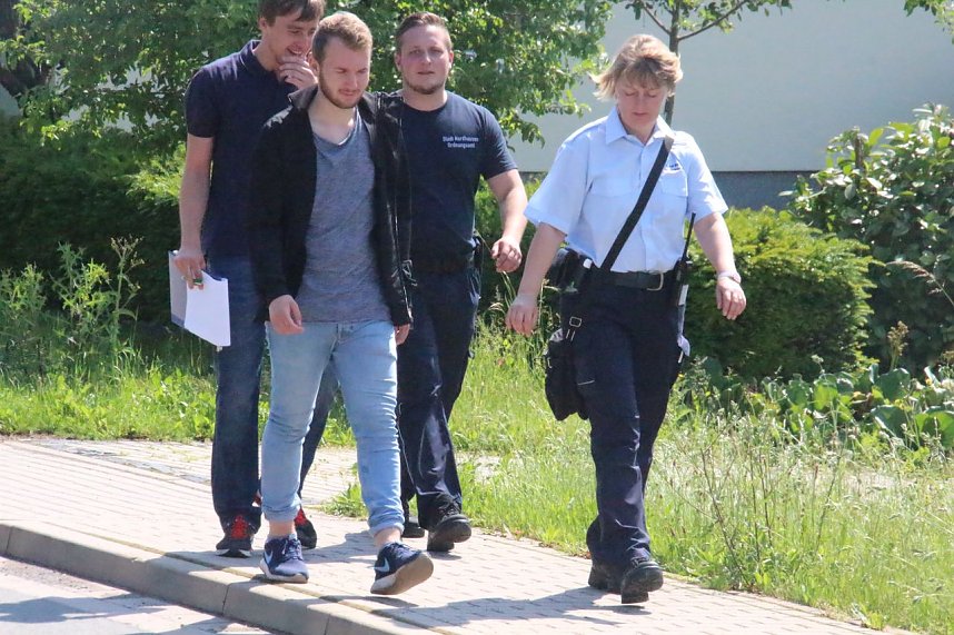 Einsatzkr&auml;fte bei der Evakuierung