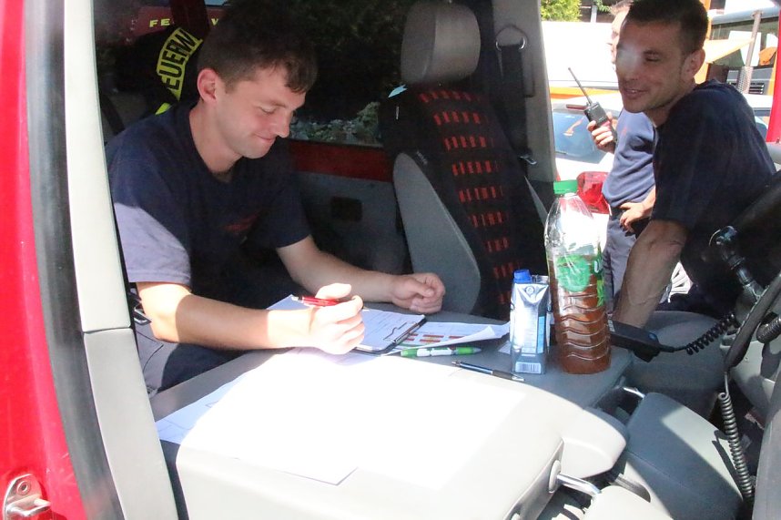 Einsatzkr&auml;fte bei der Evakuierung