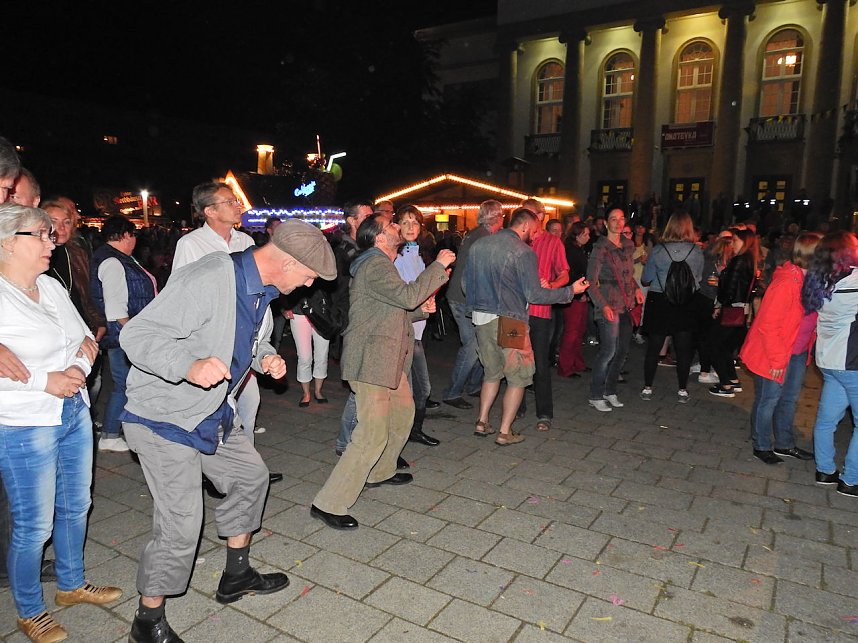 Extase vor dem Theater