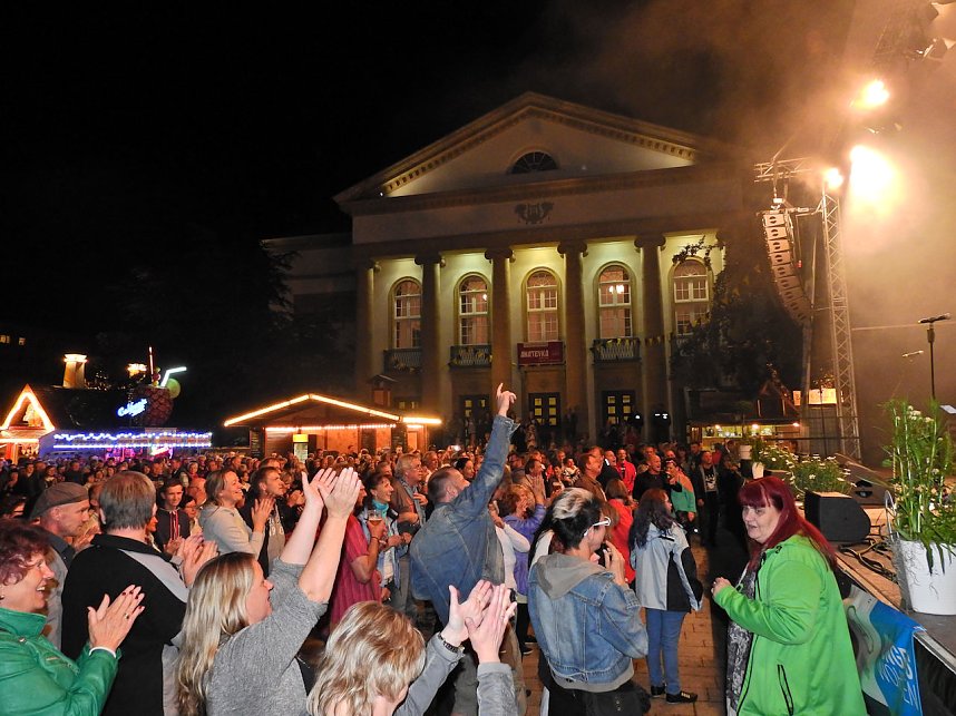 Extase vor dem Theater