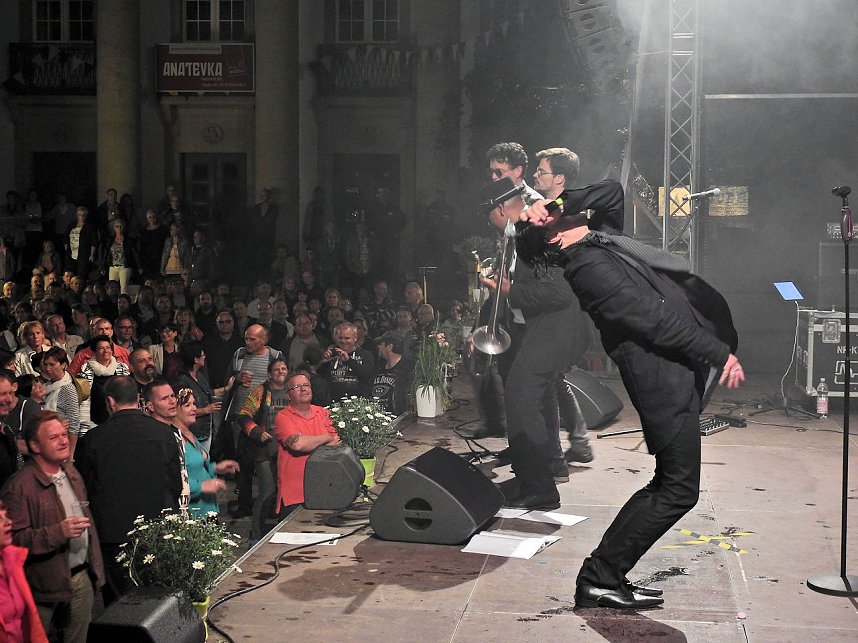 Extase vor dem Theater