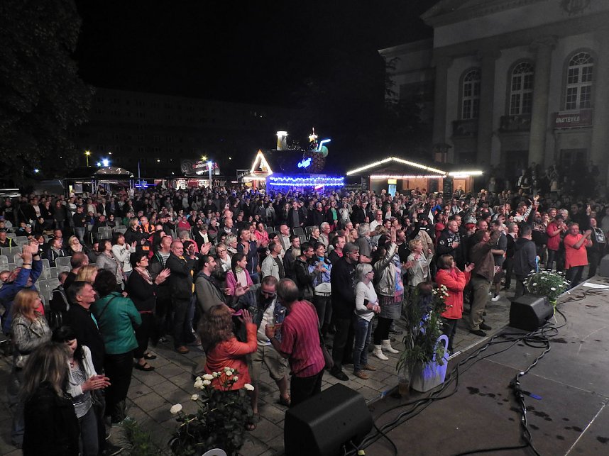 Extase vor dem Theater