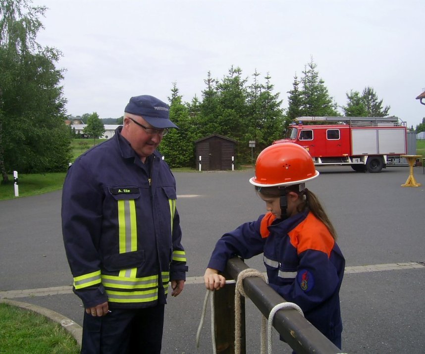 w&ouml;lf Kinder aus den Jugendfeuerwehren Bleicherode, Kleinwerther und Kleinfurra-R&uuml;xleben legten ihr Leistungsabzeichen der Th&uuml;ringer Jugendfeuerwehr f&uuml;r die Altersklasse 6-9 Jahre in Gold" auf dem Gel&auml;nde der Freiwilligen Feuerwehr Bleicherode ab, um zu zeigen, was sie im letzten dreiviertel Jahr so alles dazugelernt hatten.