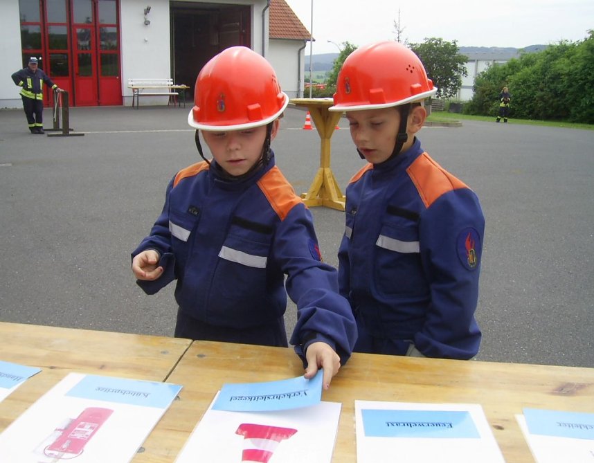 w&ouml;lf Kinder aus den Jugendfeuerwehren Bleicherode, Kleinwerther und Kleinfurra-R&uuml;xleben legten ihr Leistungsabzeichen der Th&uuml;ringer Jugendfeuerwehr f&uuml;r die Altersklasse 6-9 Jahre in Gold" auf dem Gel&auml;nde der Freiwilligen Feuerwehr Bleicherode ab, um zu zeigen, was sie im letzten dreiviertel Jahr so alles dazugelernt hatten.