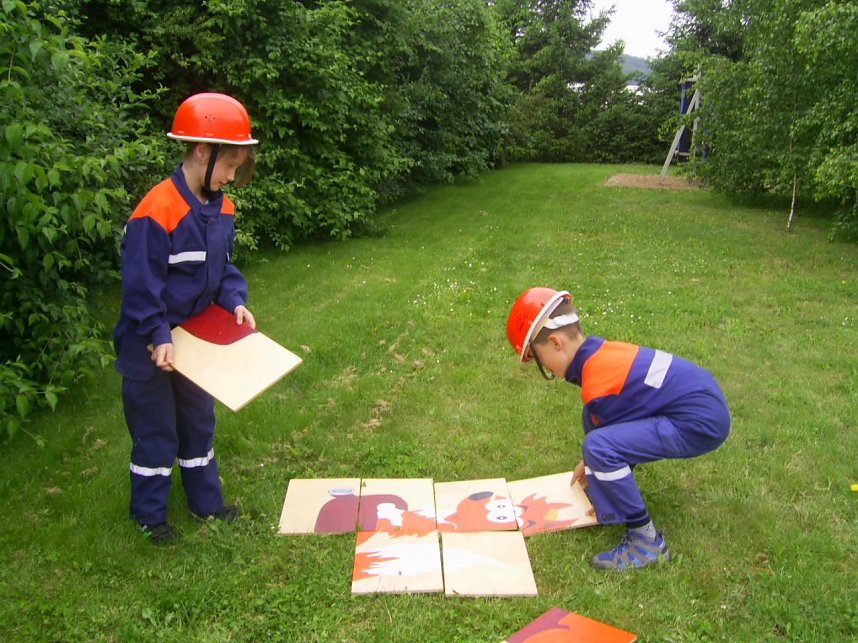 w&ouml;lf Kinder aus den Jugendfeuerwehren Bleicherode, Kleinwerther und Kleinfurra-R&uuml;xleben legten ihr Leistungsabzeichen der Th&uuml;ringer Jugendfeuerwehr f&uuml;r die Altersklasse 6-9 Jahre in Gold" auf dem Gel&auml;nde der Freiwilligen Feuerwehr Bleicherode ab, um zu zeigen, was sie im letzten dreiviertel Jahr so alles dazugelernt hatten.
