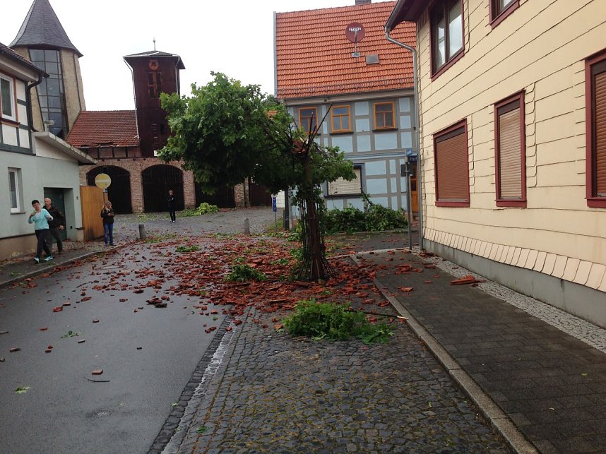 Aufr&auml;umarbeiten nach der Windhose