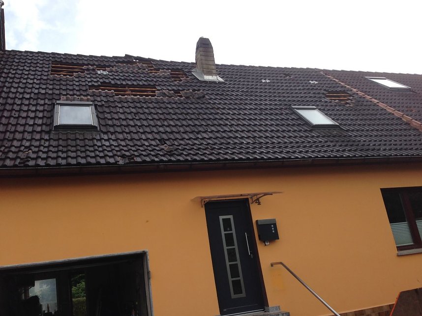 Aufr&auml;umarbeiten nach der Windhose