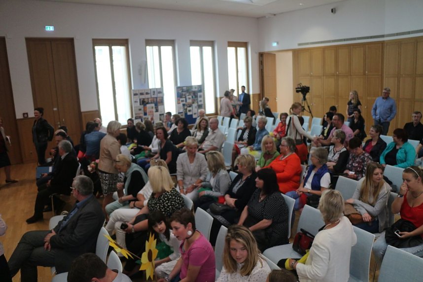 "Ein Freund unserer Stadt und ihrer Kinder" - der Musiker Rolf Zuckowski durfte sich heute in das goldene Buch der Stadt eintragen