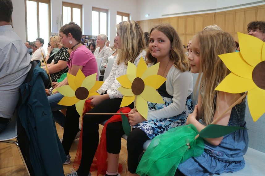 "Ein Freund unserer Stadt und ihrer Kinder" - der Musiker Rolf Zuckowski durfte sich heute in das goldene Buch der Stadt eintragen