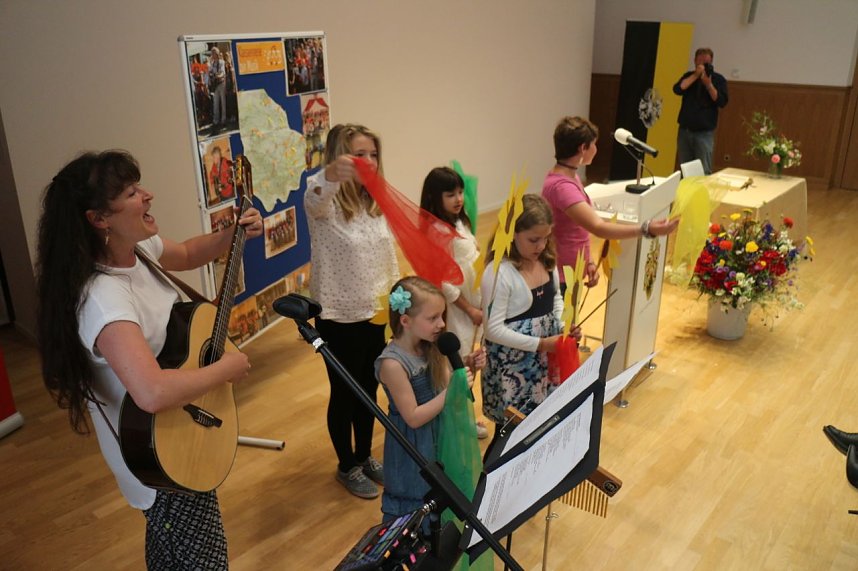 "Ein Freund unserer Stadt und ihrer Kinder" - der Musiker Rolf Zuckowski durfte sich heute in das goldene Buch der Stadt eintragen